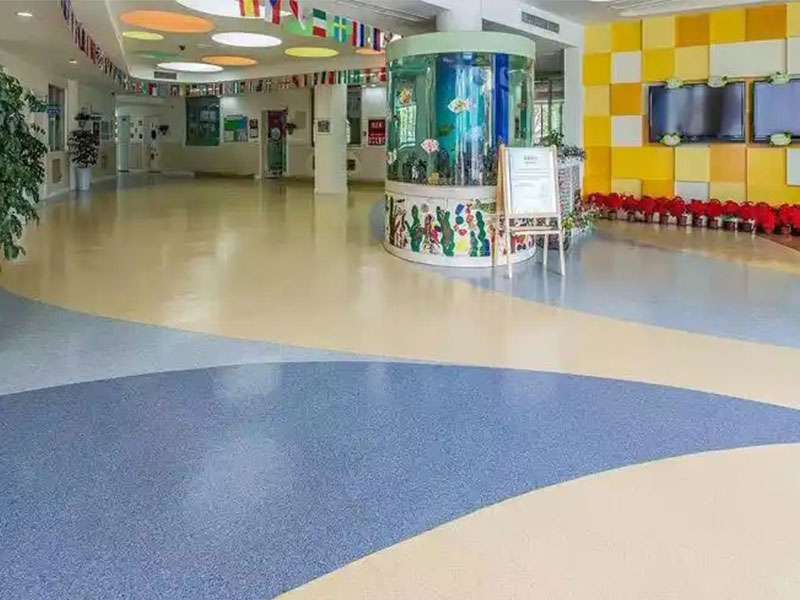 Pavimento decorativo- colorato-quarzifero epossidico per showroom