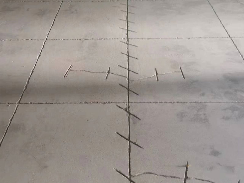 Процесс трассировки трещин на поверхности бетона