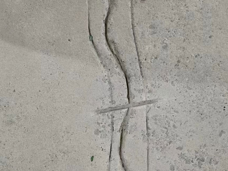 Процесс трассировки трещин на поверхности бетона