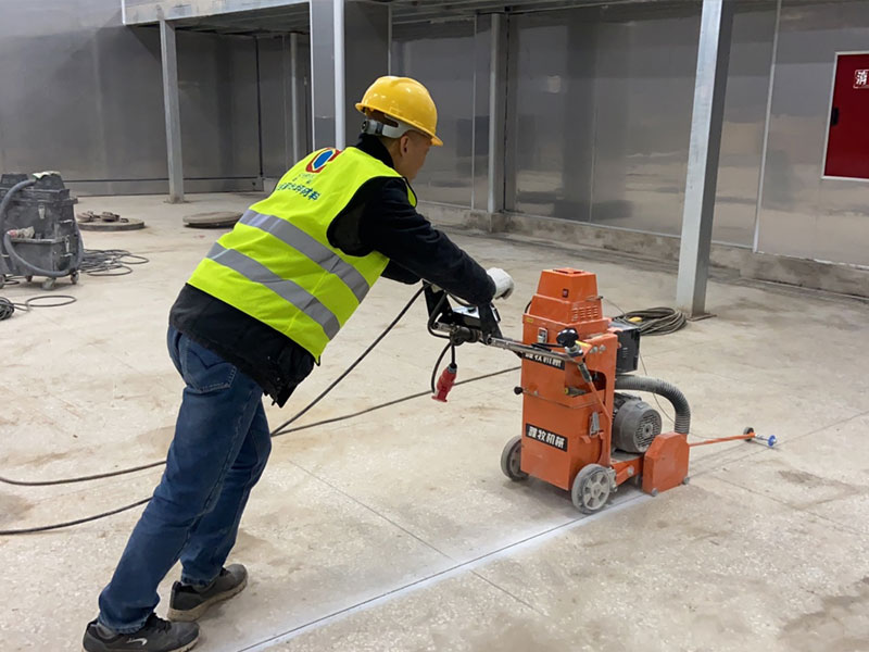 Сухая резка анкерных канавок пилой по бетону