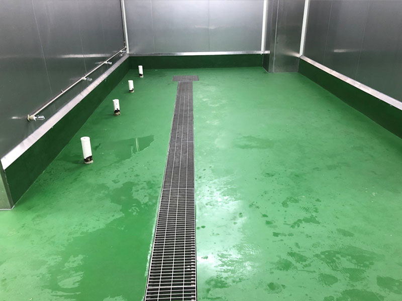 Химическая коррозия и эрозия поверхности эпоксидного пола, в результате чего поверхность становится шероховатой, с ямками и деградирующей текстурой, которую трудно очистить.