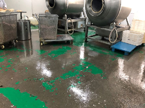 Сеть глубоких трещин и разломов в изношенном эпоксидном полу, вызванных движением подложки, термоциклированием или сильным ударом.