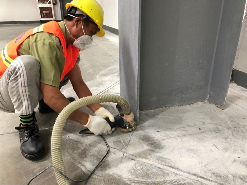 Процесс шлифования кромок с помощью угловой шлифовальной машины