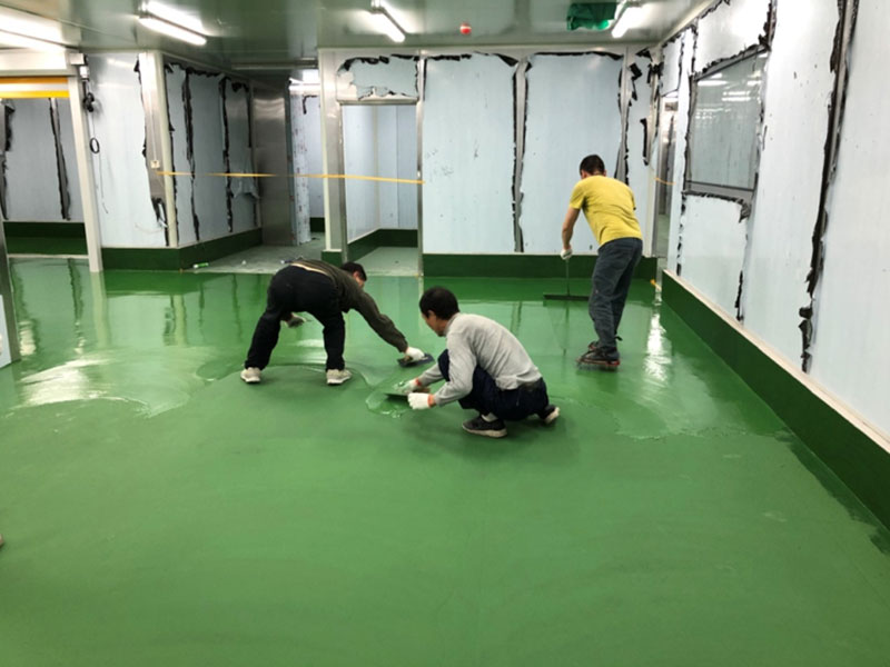 Нанесение верхнего слоя полиуретанового раствора