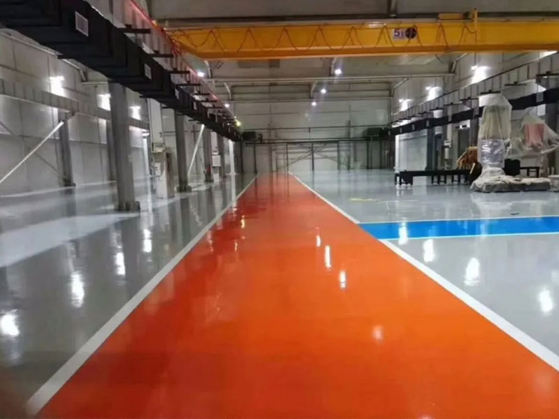 Глянцевый серый эпоксидный пол на промышленном предприятии
