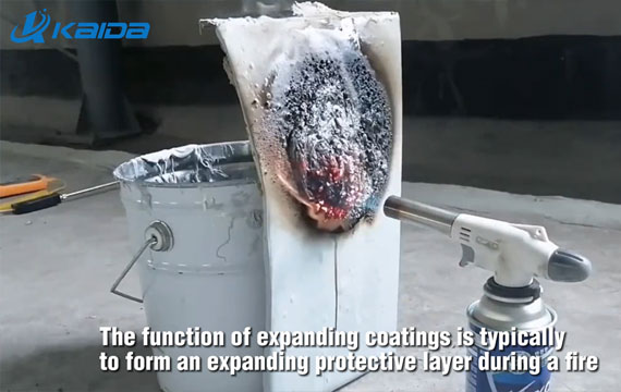 طلاء مقاوم للحريق منتفخ قبل اختبار الحريق وبعده يُظهر تمدد الرغوة بشكل كبير تحت الحرارة