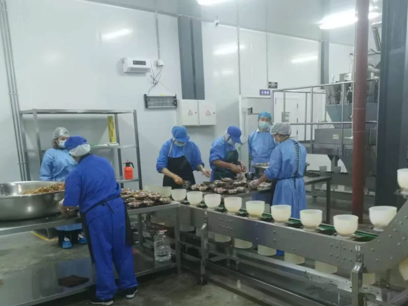 Foto che mostra i rischi comuni dei pavimenti tradizionali negli impianti di lavorazione degli alimenti, tra cui piastrelle incrinate con accumulo di sporco, danni da umidità e usura della superficie, con conseguenti problemi di sanificazione e rischi per la sicurezza.