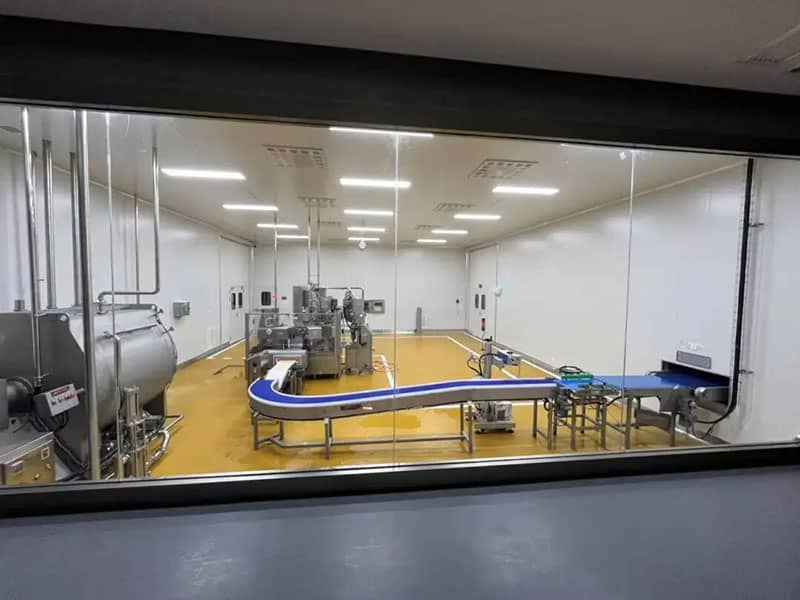 Pavimento in malta poliuretanica senza giunture appena rinnovato in uno stabilimento alimentare, facile da pulire e altamente resistente