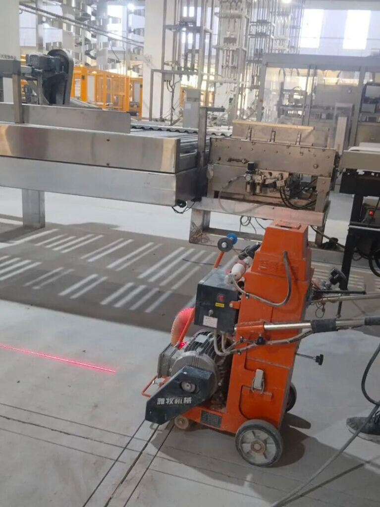 using a concrete saw to cut precise 80cm deep anchorage slots into the substrate. This essential step for urethane mortar flooring relieves shrinkage stress and prevents future cracks.