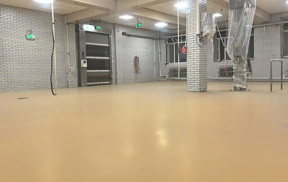 Chemical and corrosion-resistant JINYU MF flooring withstands harsh cleaning agents, animal fats, and seasoning spills without damage, ensuring long-term durability.