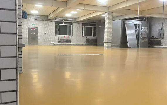 Seamless JINYU MF polyurethane mortar floor in a meat processing room. The perfectly smooth, joint-free surface prevents bacteria harborage and allows for easy, thorough cleaning.