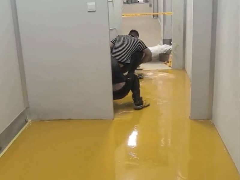 Professional installation of seamless JINYU polyurethane mortar flooring in a food processing facility.