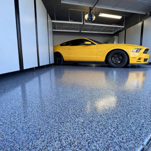 Rivestimento epossidico professionale per garage in grigio con scaglie metalliche, con finitura lucida e uniforme.