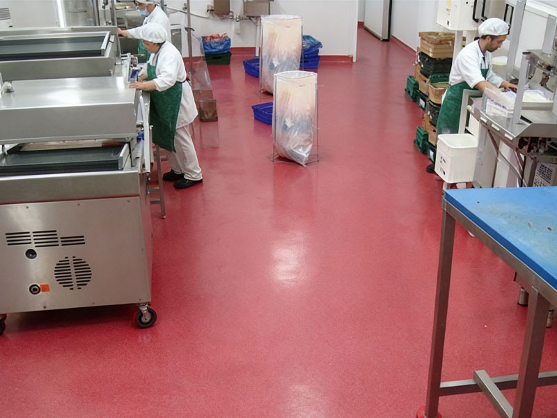 Pavimentazione rossa per uso alimentare in uno stabilimento lattiero-caseario: Senza cuciture, antiscivolo, facile da pulire, resistente all'usura, agli agenti chimici, alla temperatura e all'igiene (a prova di muffa/batteri, conforme alla sicurezza alimentare).