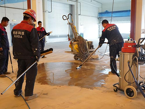 Synchronized industrial floor grinding using multiple planetary machines for a 7,000 sqm facility in Sweden.