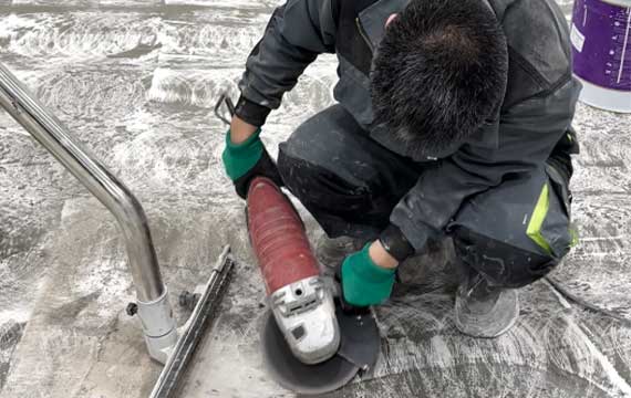 Detailed mechanical grinding of the concrete substrate to ensure optimal adhesion for the industrial epoxy flooring system in Sweden.