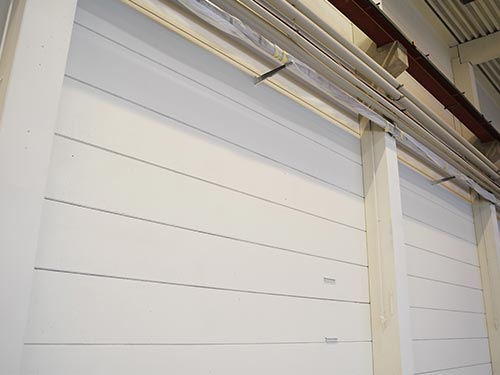 Finished 4,400 m² industrial wall renovation in a Swedish plant using scratch-resistant, exterior-grade clean paint for facility protection.