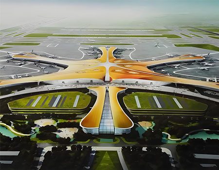 Daxing_Aeroporto_Protezione_dal_Fuoco_Panoramica Vista aerea della copertura antincendio dell'aeroporto internazionale di Pechino Daxing e delle corsie di accesso di emergenza, con i camion dei pompieri di colore rosso che stazionano nelle vicinanze.